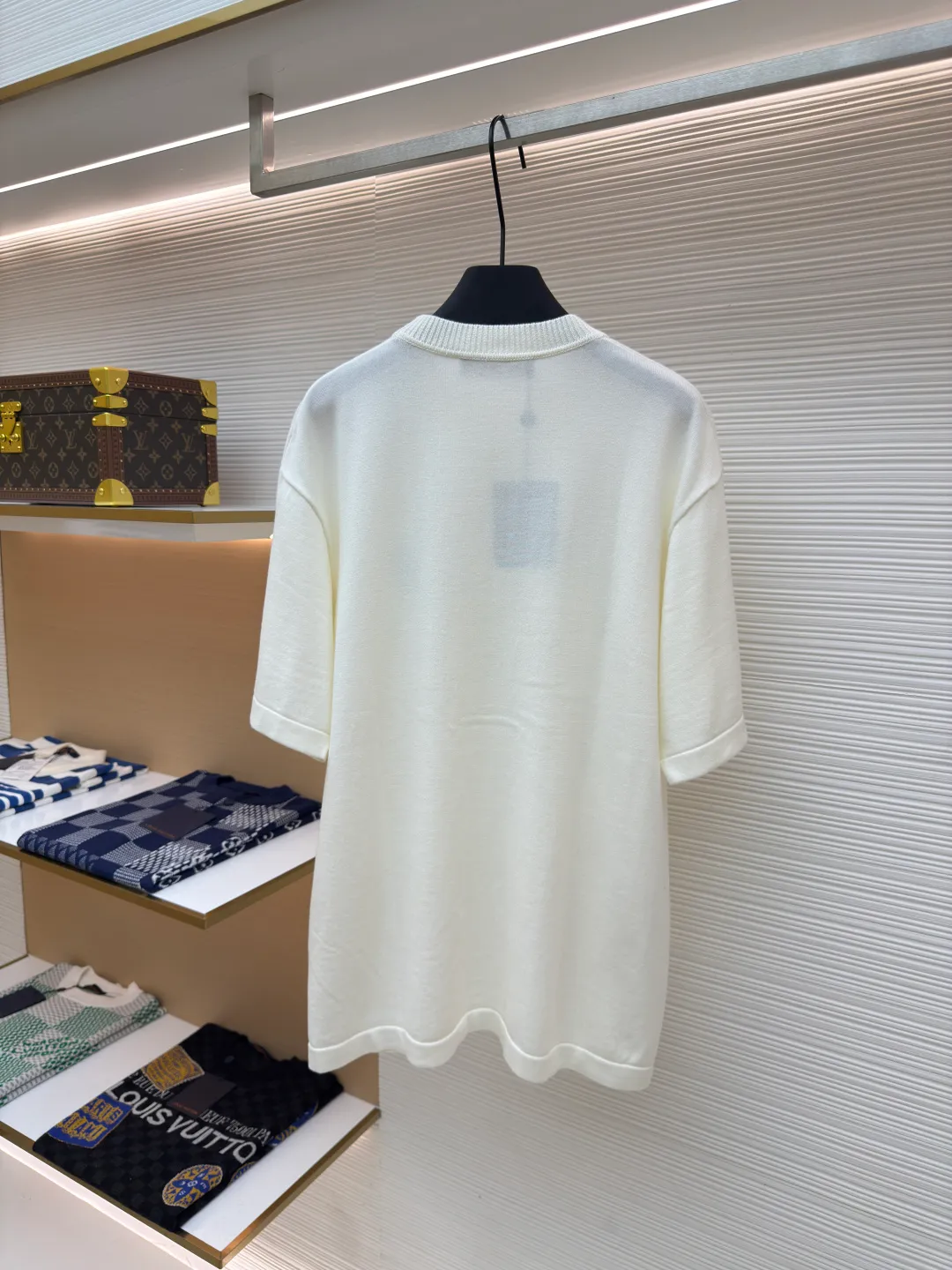 LOUIS VUITTON embroidered letter pin short sleeves ●Authentic product: Purchased and developed by 7299 ●Item number: 1680128-A50 ●Fabric: Dyeing fully combed cotton yarn weaving ●Technology: knitting ●Version: Fitted version ●Size: XS-S-M-L ●Description: Weaved using custom-woven, custom-dyed, fully combed 100% cotton yarn. A 14-needle computerized flat knitting machine is used to weave single-sided wool tissue according to the original version. The entire garment piece takes 6-7 hours per piece. The letters on the chest are sewn at a ratio of 1:1. All details are processed and finished by hand. The next operation can only be carried out after manual thread picking, knotting, inspection, and spot checks. Partial jacquard on one side requires a long time on the loom, the loss variables are unstable, and the scrap rate is high; especially for customized dyeing according to the Y version, to distinguish the wrong color and the big head version on the market. The overall wiring is straight and delicate, the fabric is comfortable and soft, and the color is consistent without color difference. It can be matched with the same style to create a fashionable look and control various occasions. Customized accessories, complete with three standards, same style for men and women!